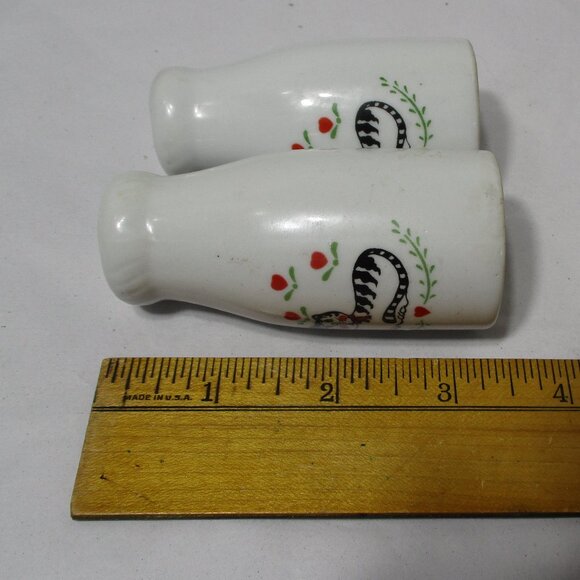 Vintage White Milk Bottle Shape Country Cat Design Salt & Pepper Shakers Set - Picture 4 of 4